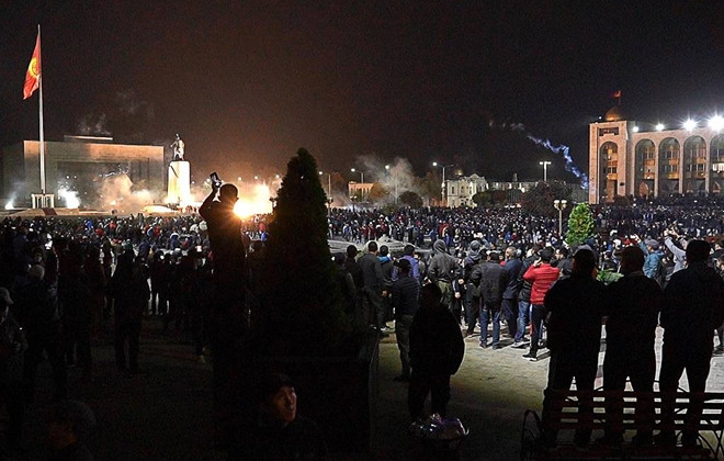 Các cuộc biểu tình đã biến thành bạo động, sau khi người biểu tình chiếm giữ và đốt phá Nhà Trắng - trụ sở làm việc của văn phòng Quốc hội và Tổng thống Kyrgyzstan tại thủ đô Bishkek. Ảnh: Sputnik.