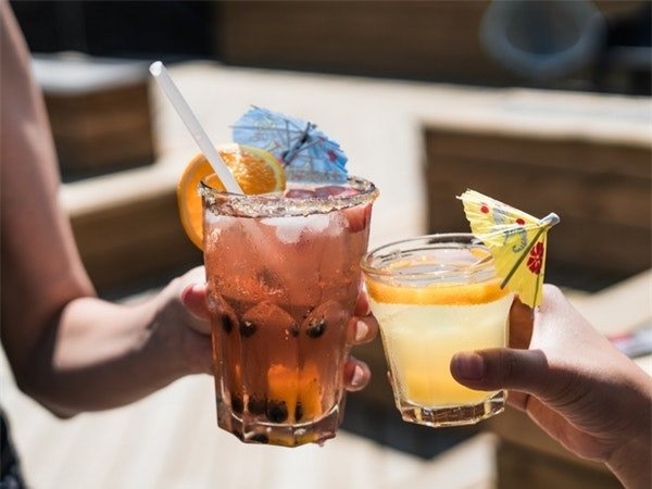 Rượu: Một ly rượu hoặc một ly bia sẽ đẩy huyết áp của bạn tới bờ vực nguy hiểm. Nhưng nếu bạn thường xuyên uống rượu, chắc chắn huyết áp của bạn sẽ có vấn đề.