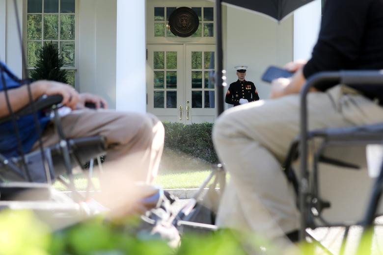 Hãng Reuters mới đây đăng tải loạt ảnh ở tòa Bạch Ốc này trong những ngày dịch COVID-19 "phủ bóng".