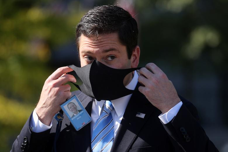 Phó Thư ký báo chí Nhà Trắng Brian Morgenstern đeo khẩu trang phòng COVID-19 khi trao đổi với các phóng viên ngày 7/10.