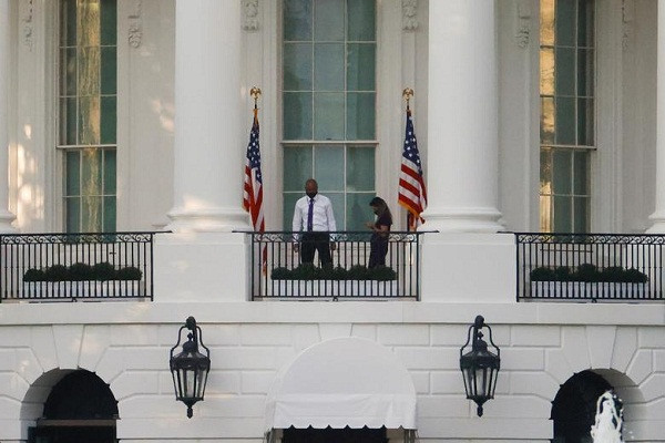 Các nhân viên Nhà Trắng chờ Tổng thống Trump trở về hôm 5/10.