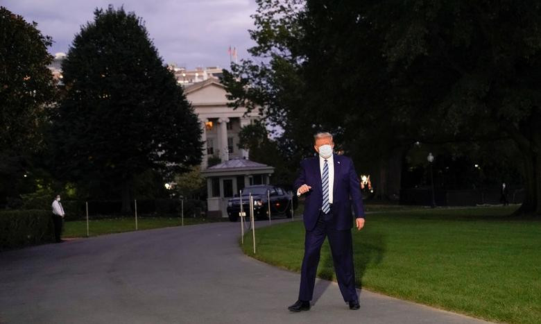 Tổng thống Trump trở về Nhà Trắng hôm 5/10 sau 3 ngày điều trị COVID-19 tại Bệnh viện Walter Reed. Khi đó, ông Trump chuyển xuống làm việc ở tầng hầm của Nhà Trắng. Ngày 7/10, Tổng thống Trump trở lại Phòng Bầu dục, nơi làm việc chính thức của ông.