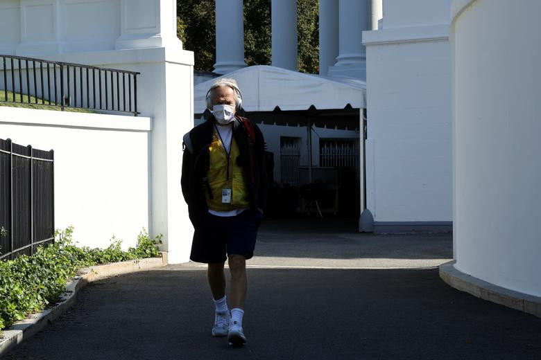 Cố vấn thương mại Nhà Trắng Peter Navarro đeo khẩu trang khi đi bộ về phía Cánh Tây của Nhà Trắng ngày 7/10.