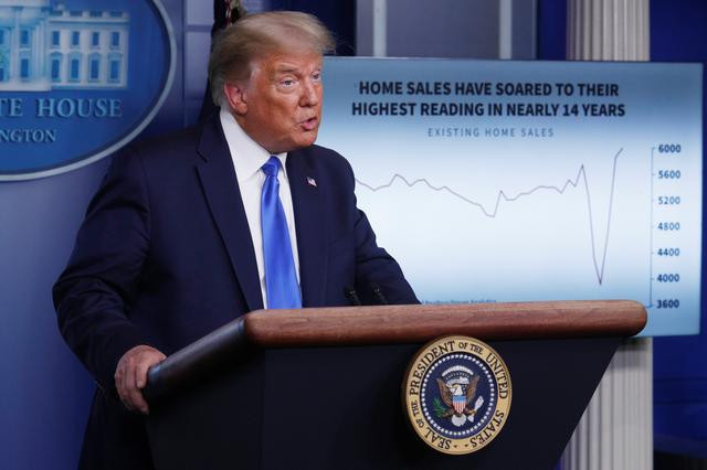 Hiểu rõ tầm quan trọng của bang chiến địa Florida nên ngay khi trở lại cuộc đua vào Nhà Trắng 2020 sau thời gian điều trị COVID-19, hôm 12/10, Tổng thống Trump đã chọn Florida là điểm đến đầu tiên để kêu gọi sự ủng hộ của cử tri tại bang này. Ảnh: Reuters.