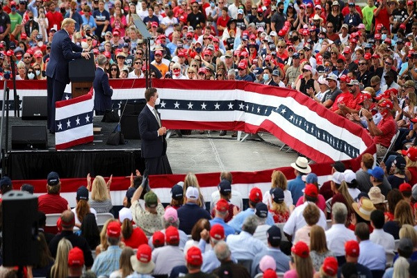 Phát biểu trước đám đông ở Bắc Carolina, Tổng thống Trump nói rằng đối thủ của ông, ứng viên Tổng thống Mỹ của Đảng Dân chủ Joe Biden, đang khiến việc làm từ Bắc Carolina và các nơi khác thất thoát ra khỏi nước Mỹ. Ảnh: Reuters.