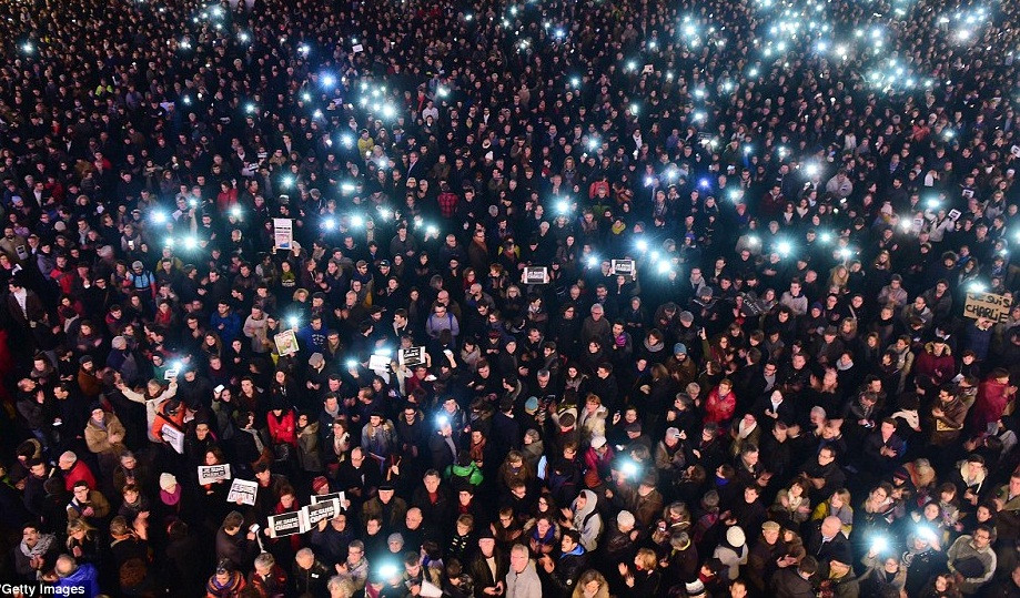 Tổng thống Pháp khi đó là ông Francois Hollande đã tuyên bố để quốc tang 3 ngày để tưởng nhớ các nạn nhân trong vụ xả súng. Ảnh: Getty. 
