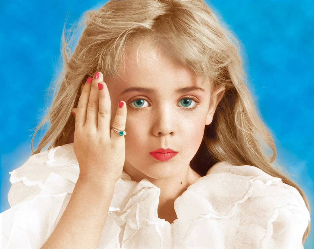 Cụ thể, vào ngày 26/12/1996, cảnh sát Colorado nhận được cuộc gọi từ bà Patsy Ramsey, mẹ của JonBenét, nói rằng con gái bà đã bị bắt cóc. Bức thư tống tiền để lại trên kệ bếp đòi gia đình chi 118.000 USD để đổi lại sự an toàn của con gái. Ảnh: EO.