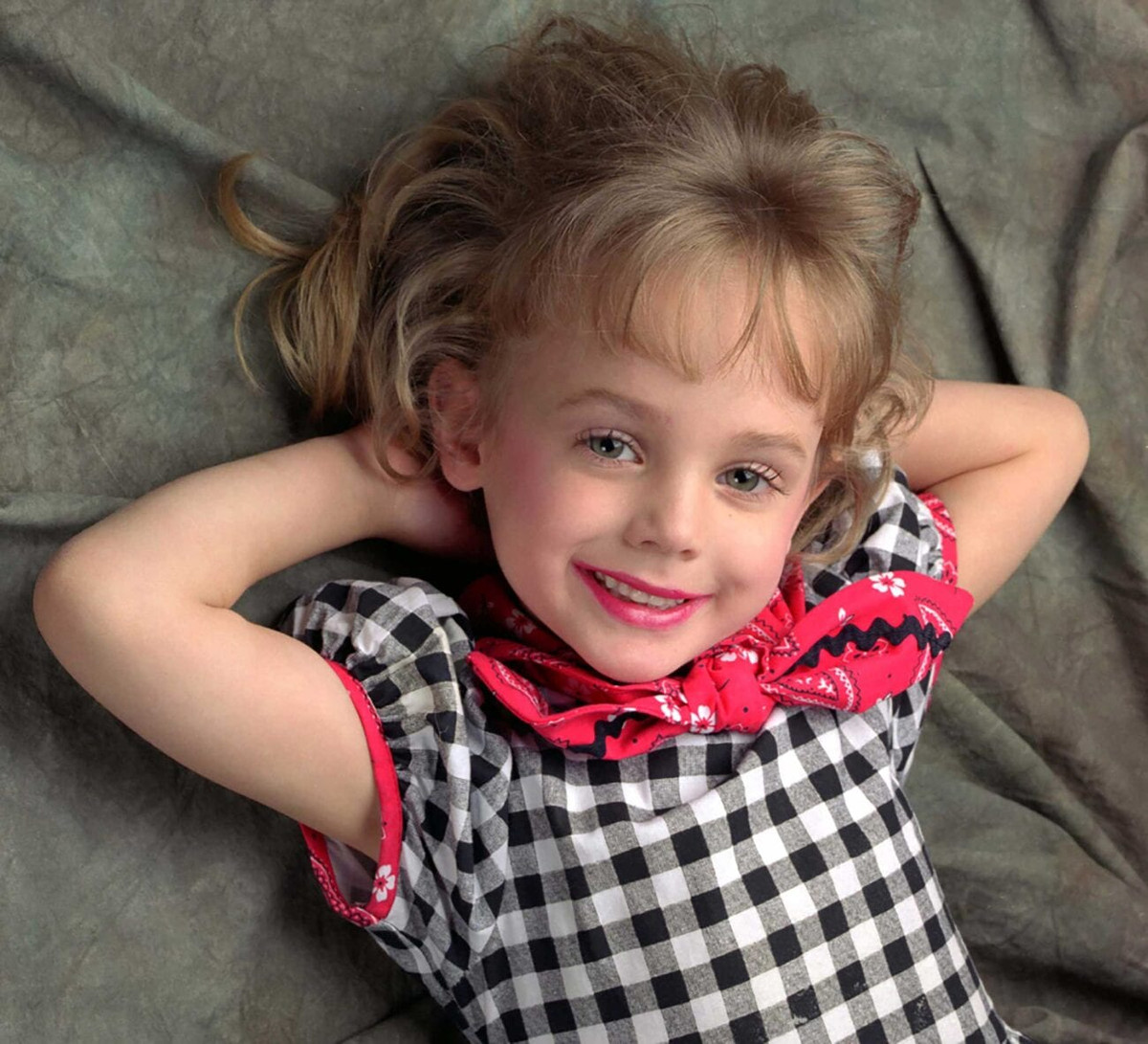 Một điều kỳ lạ là số tiền chuộc đúng bằng đúng khoản lợi nhuận mà ông John Ramsey, cha JonBenét, có được trong hoạt động kinh doanh. Bà Patsy cho biết, gia đình đã đồng ý nộp tiền chuộc, nhưng họ lại gọi điện báo cảnh sát bất chấp lời cảnh báo trong lá thư. Ảnh: FD.