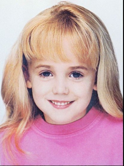 Theo kết quả khám nghiệm tử thi, JonBenét đã bị đánh và bóp cổ, miệng bị dán băng dính và hai tay bị trói bằng dây thừng. Nguyên nhân cái chết của JonBenet được xác định là ngạt thở do bị siết cổ và có chấn thương ở hộp sọ. Thi thể bé gái không cho thấy dấu hiệu bị xâm hại tình dục. Ảnh: The Sun.