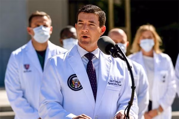 Bac si tre tuoi dang dieu tri cho Tong thong Trump la ai?-Hinh-2