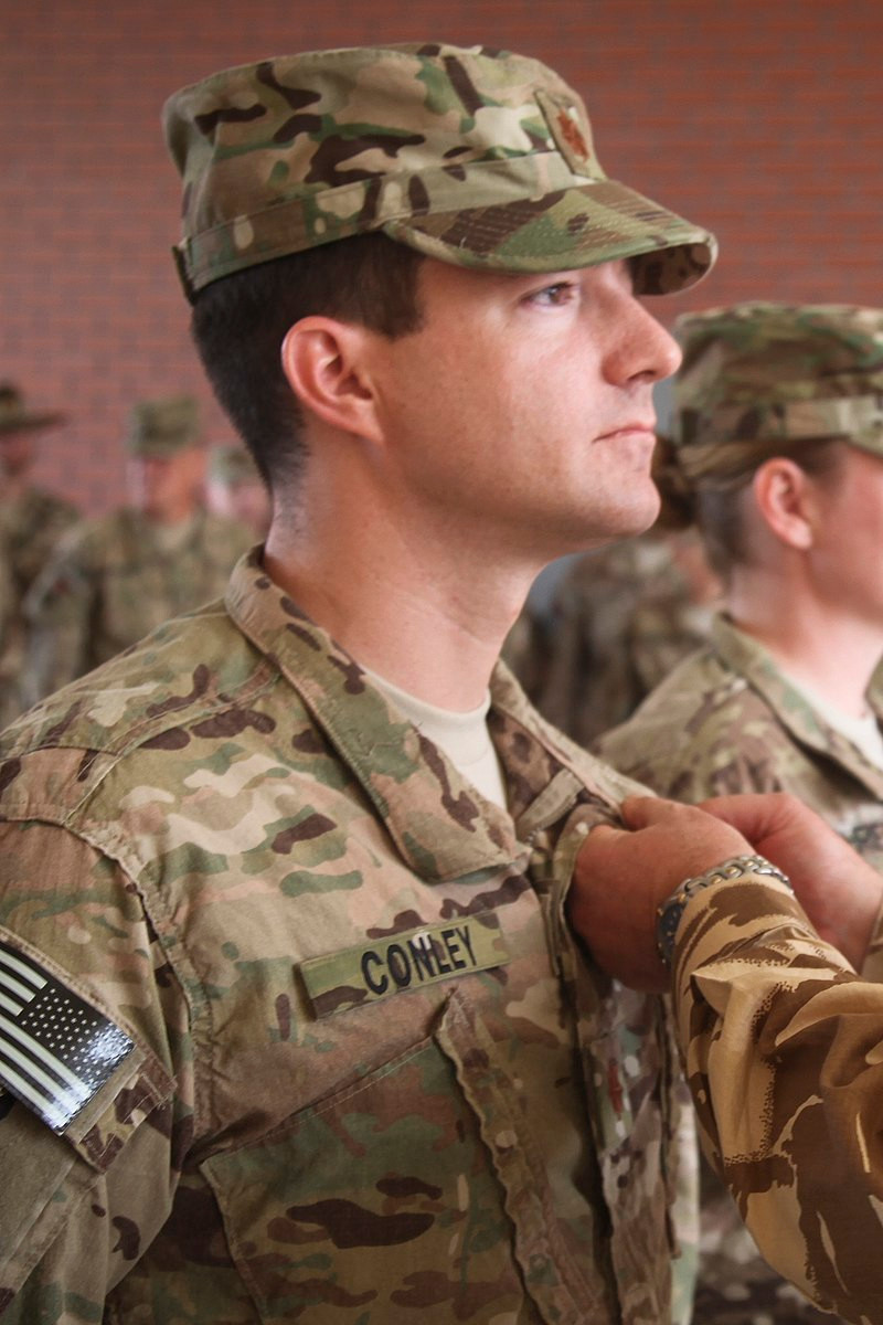 Vị bác sĩ 40 tuổi đã được bổ nhiệm làm Trưởng phòng chấn thương cho Đơn vị Y tế Đa quốc gia của NATO ở Afghanistan. Ông cũng từng là giám đốc nhóm nghiên cứu chấn thương chiến đấu của trung tâm y tế này trong hơn hai năm. Ảnh: Wikipedia.