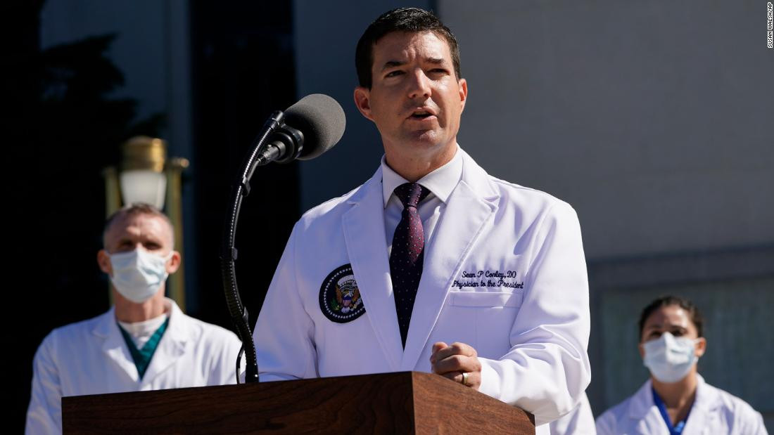 Thông tin về tình hình sức khỏe của Tổng thống Trump đang là vấn đề được nhiều người quan tâm. Chính vì vậy, sự xuất hiện và các phát ngôn của bác sĩ Conley trước báo giới trong thời gian này đều trở thành tâm điểm chú ý. Ảnh: CNN.