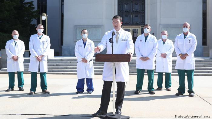 Bác sĩ Conley khi đó cho rằng lợi ích tiềm năng từ việc sử dụng thuốc hydroxychloroquine lớn hơn các rủi ro. Ảnh: DW.