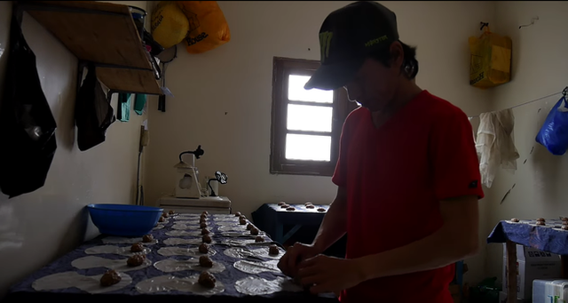 Mieng cha gio cuu roi cuoc doi nguoi bi lua sang chau Phi-Hinh-5