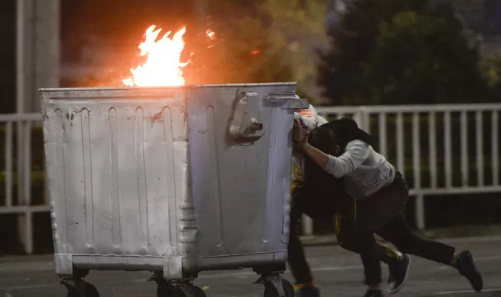 Kyrgyzstan: Nguoi bieu tinh lao vao tu phong thich cuu tong thong-Hinh-4