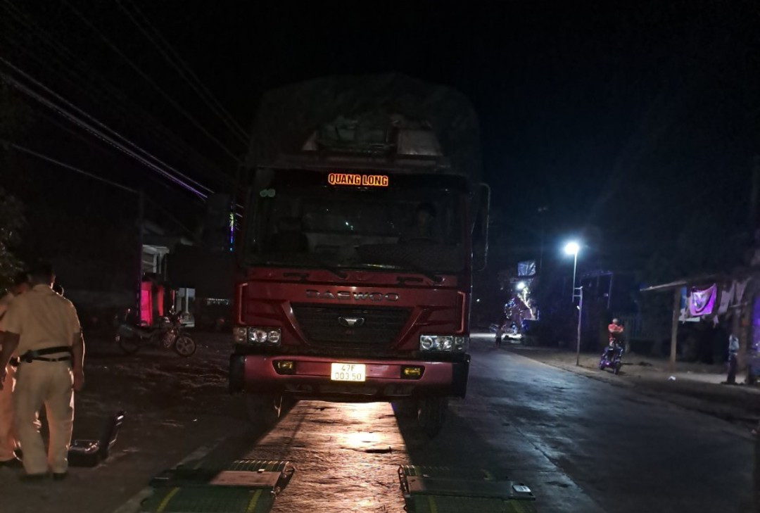 Ngoài ra lực lượng CSGT còn tuyên truyền, nhắc nhở các lái xe và các chủ doanh nghiệp phối hợp thực hiện nghiêm các quy định góp phần giảm thiểu TNGT. Theo thống kê của Đội CSGT-TT, Công an huyện Easup từ ngày 15/12/2023 đến nay, đơn vị đã xử lý tổng số biên bản: 237 trường hợp (211 xe mô tô gắn máy; 22 ô tô tải, 02 ô tô con). Trong đó, vi phạm nồng độ cồn: 102 trường hợp (mức 1: 43 TH; mức 2: 26 TH; mức 3: 29 TH; không chấp hành: 4 TH); vi phạm chở quá trọng tải 10-30: 10 trường hợp.