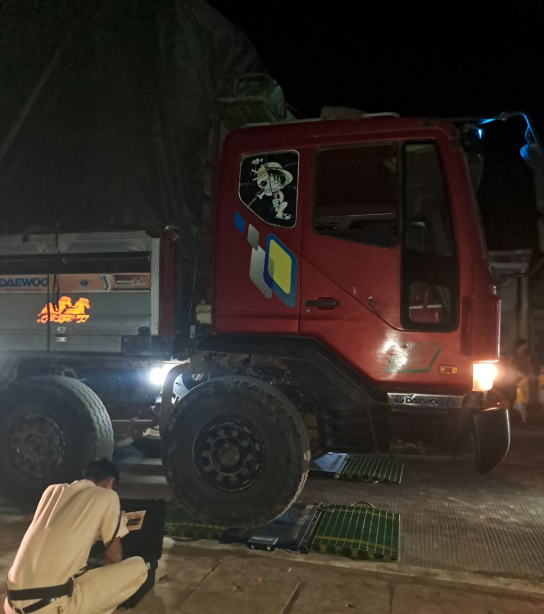 Khoảng 20h25 ngày 31/1/2024 Phóng viên báo Tri thức &amp; Cuộc sống theo chân tổ công tác Đội CSGT – TT Công an huyện Ea Súp thực hiện tuần tra kiểm soát. Tại đây, tổ công tác phát hiện xe biển số 47F-00850 chở đầy mía, lưu thông trên đường thuộc xã Ea Rốk, theo hướng vào xã Ya Tờ Mốt (Ea Súp, Đắk Lắk) có dấu hiệu quá tải nên ra hiệu lệnh dừng phương tiện. Qua kiểm tra, phương tiện chở hàng vượt tải trọng cho phép (quá tải ở mức 1 từ 10 đến 30%). Tổ công tác đã lập biên bản, xử lý theo quy định.