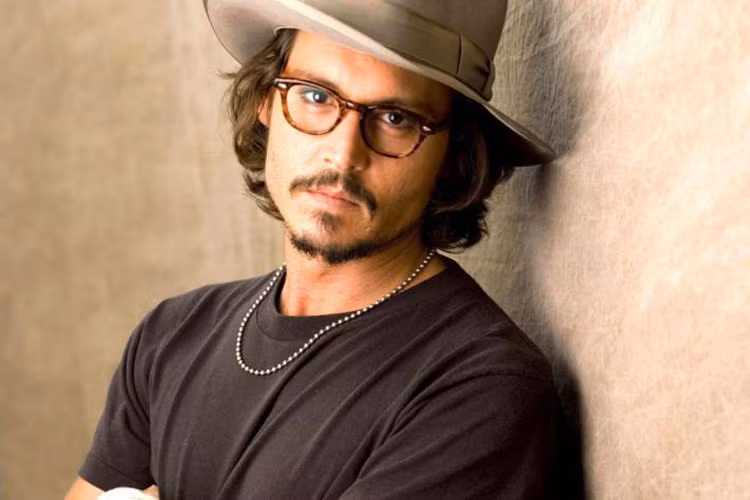 Johnny Depp đã ba lần được đề cử giải Oscar nhưng vẫn trắng tay tại lễ trao giải. Được biết, khi còn nhỏ, nam diễn viên dị ứng với sô cô la và bỏ học để đi hát năm 16 tuổi. Nam diễn viên cũng không cho phép người hâm mộ chụp ảnh những đứa con của mình.