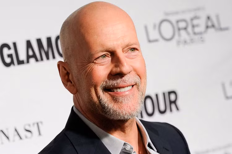 Ngoài là ngôi sao Hollywood “vô duyên” với giải Oscar, Bruce Willis còn là một trong số ít người nổi tiếng công khai hỗ trợ cuộc chiến ở Iraq. Thậm chí, ông đưa ra 1 triệu USD cho ai bắt được Saddam Hussein. 