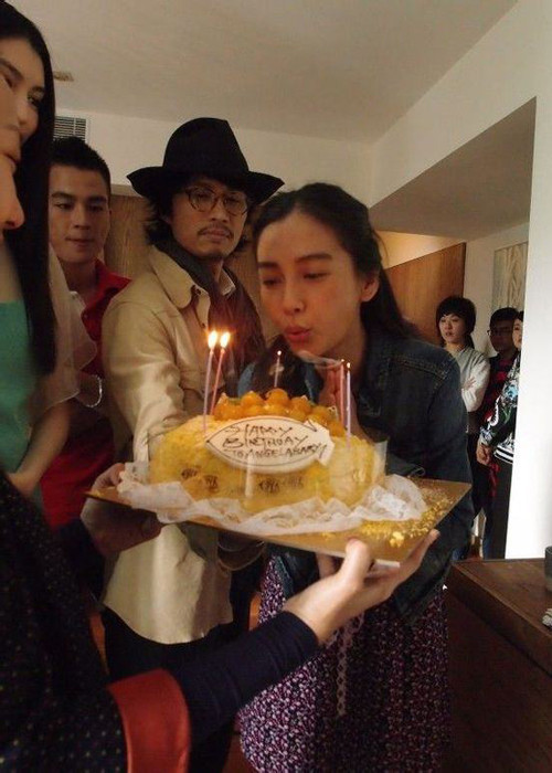 Ít ai có thể nhận ra mỹ nhân hàng đầu xứ Trung lại sở hữu mặt mộc kém xinh. 