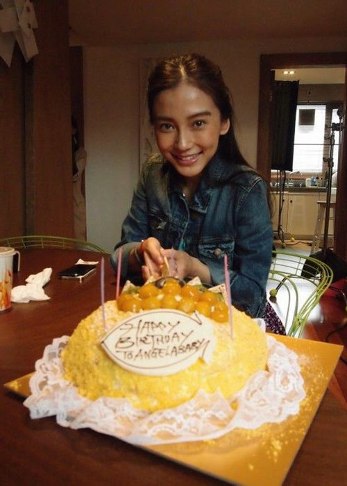 Làn da kém tươi tắn của ngôi sao Cbiz trong bữa tiệc sinh nhật lần thứ 25 được đoàn làm phim tổ chức.