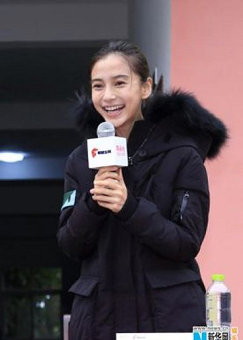 Gương mặt mộc của Angelababy lộ nhiều nếp nhăn khi cô đến thăm và tặng quà trẻ em nghèo.