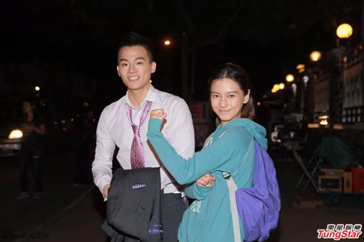 Xuất hiện trước ống kính máy ảnh, Angelababy không ngại để mặt mộc. Tuy nhiên, khuôn mặt nhợt nhạt của nữ diễn viên gây sốc với người hâm mộ.