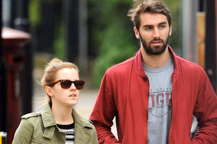 Emma cũng từng hẹn hò với cầu thủ bóng bầu dục đẹp trai Matt Janney vào năm 2014. Đáng tiếc, cặp đôi "đường ai nấy bước" sau gần một năm gắn bó. Chia sẻ về bạn trai cũ, nữ diễn viên cho biết cuộc chia tay khiến cô rất đau khổ.