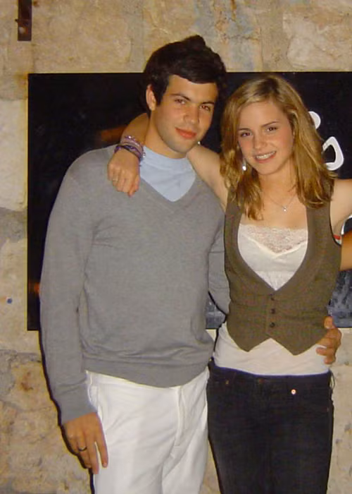 Emma Watson hẹn hò với cầu thủ bóng bầu dục Tom Ducker khi cô chỉ mới 17 tuổi. Tuy nhiên, năm 2007, cặp đôi quyết định chia tay.