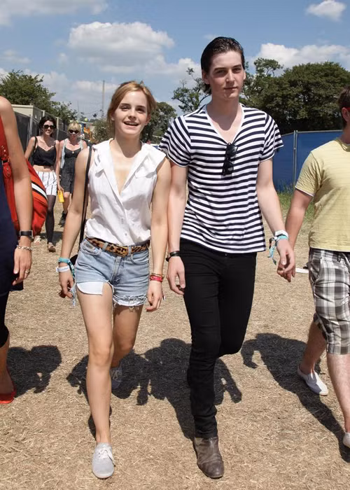 Emma "cặp kè" với George Craig từ tháng 6/2010. Được biết, nữ diễn viên từng xuất hiện trong một video âm nhạc của bạn trai. Tuy nhiên, cả hai chấm dứt mối quan hệ chỉ sau vài tháng gắn bó.