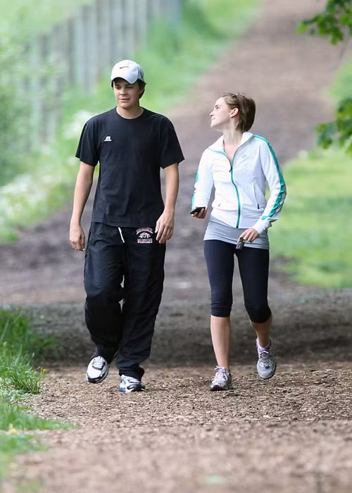 Emma Watson còn có mối tình kéo dài từ tháng 7/2011 đến tháng 12/2011 với ngôi sao Johnny Simmons. Cặp đôi đã “đường ai nấy bước” khi nữ diễn viên trở lại Anh quốc để học tập tại Đại học Oxford.