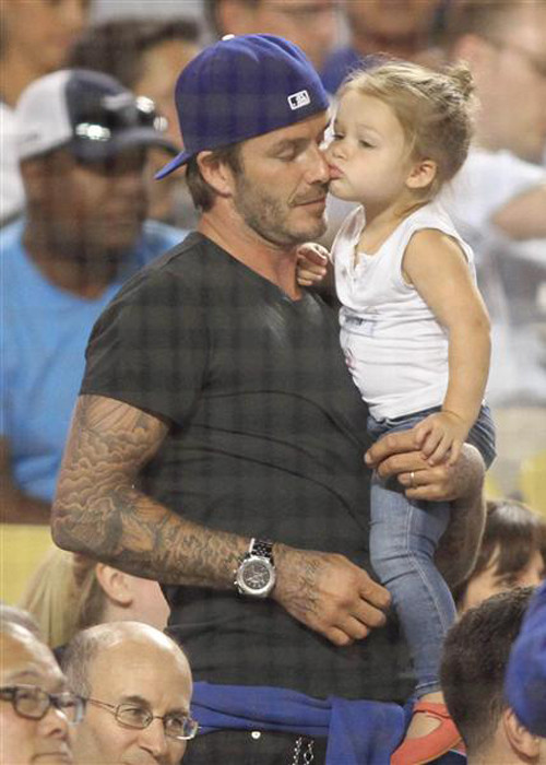 Nụ hôn cực dễ thương mà cô công chúa nhà Becks dành cho bố lọt vào ống kính máy ảnh tại một trận đấu bóng chày vào tháng 8/2013.