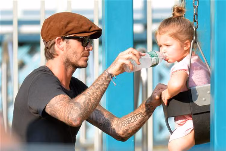 Khoảnh khắc làm tan chảy trái tim người hâm mộ của ông bố nổi tiếng và con gái khi vui chơi tại một công viên vào tháng 9/2013.