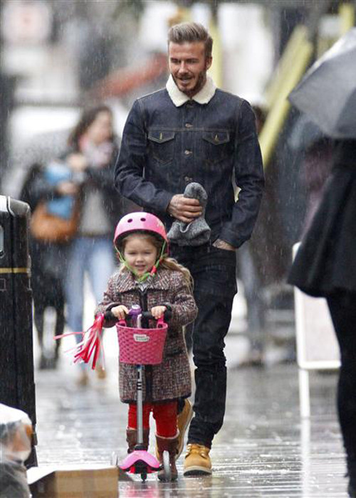 Trước khi dính nghi vấn hôn nhân rạn nứt, gia đình Becks đã có những khoảnh khắc hạnh phúc khiến người hâm mộ phải ghen tị. Trong ảnh, cựu danh thủ luôn theo sát cô con gái út Harper đang thích thú đi xe scooter vào một ngày mưa tại London.
