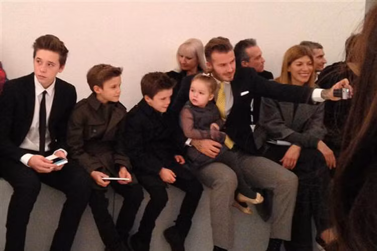 Đại gia đình Beck- Vic ngồi hàng ghế đầu tại show diễn thời trang của Victoria vào tháng 2/2014.