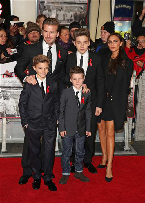 Sự xuất hiện của cặp đôi vàng của showbiz cùng các con thu hút ống kính truyền thông tại London vào tháng 12/2013.