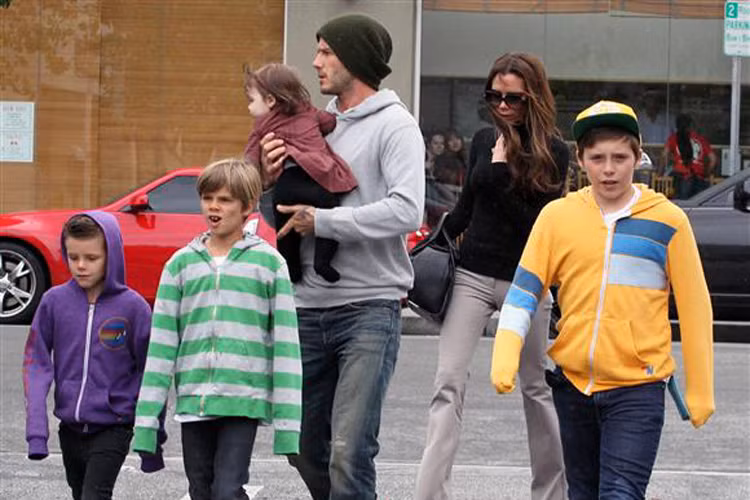 Cặp đôi nổi tiếng và những đứa con xinh đẹp, đáng yêu đi mua sắm rồi ăn trưa tại Los Angeles vào tháng 2/2012.