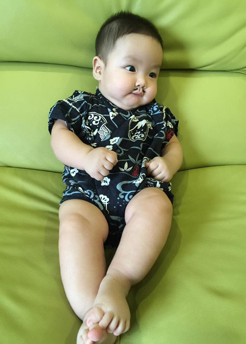 Trong khi đó, hot girl Tâm Tít vẽ thêm bộ râu cho con trai trong ngày lễ Halloween đầu tiên của bé.