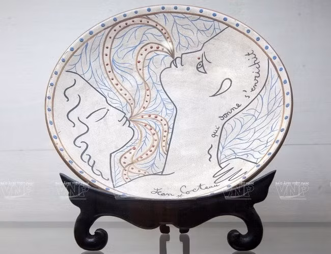 Đĩa men màu (Pháp). (Nguồn: Lê Minh/Báo ảnh Việt Nam).