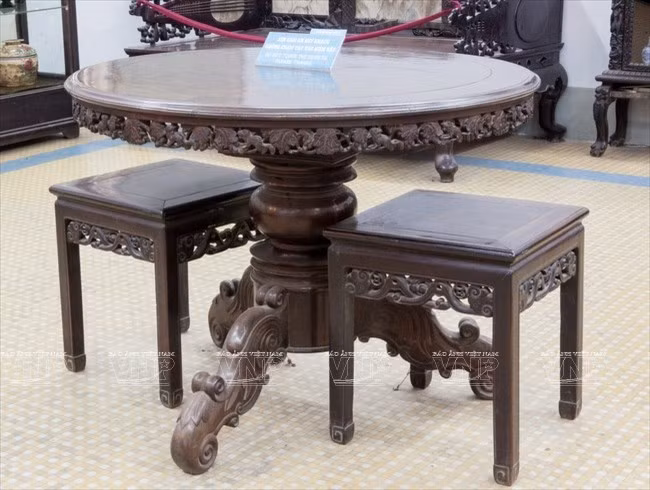 Bộ bàn ghế bằng gỗ. (Nguồn: Lê Minh/Báo ảnh Việt Nam).