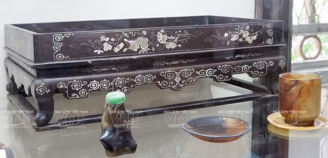 Lọ hít và đĩa đá quý thế kỷ 19. (Nguồn: Lê Minh/Báo ảnh Việt Nam).