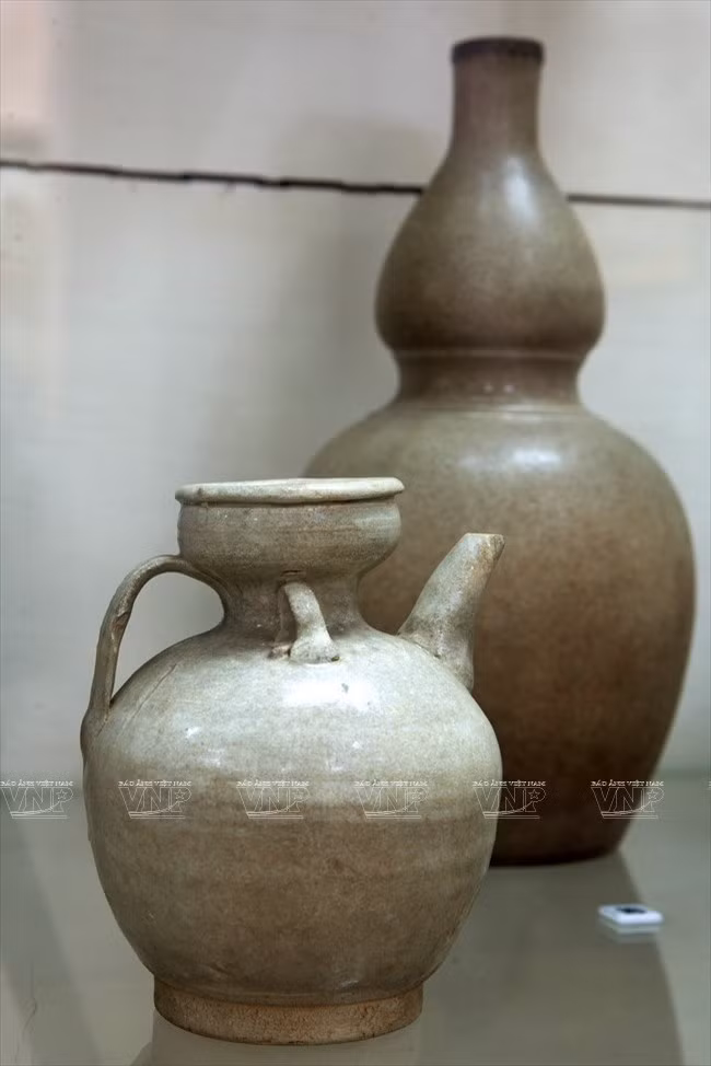 Ẩm gốm men trắng thế kỷ 12-13. (Nguồn: Lê Minh/Báo ảnh Việt Nam).