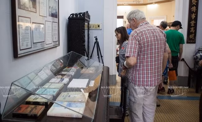 Vương Hồng Sển (1902-1996) là một nhà văn hóa và sưu tầm cổ vật nổi tiếng ở Nam Bộ. Sau khi mất, ông đã hiến tặng toàn bộ 849 cổ vật và sách sưu tầm của mình cho Nhà nước. Cùng chiêm ngưỡng bộ sưu tập cổ vật tuyệt đẹp và quý hiếm của ông. Ảnh: Du khách nước ngoài tham quan bộ sưu tập cổ vật của Vương Hồng Sển. (Nguồn: Lê Minh/Báo ảnh Việt Nam).