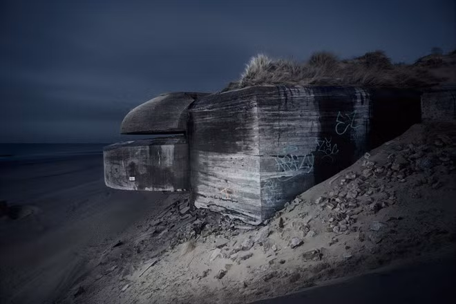 Có rất nhiều boongke vẫn còn khá nguyên vẹn trên bãi biển này.