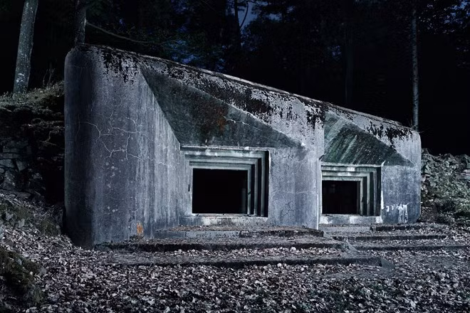 Từ những cửa sổ này, súng máy và pháo chĩa ra để phòng thủ trận địa.