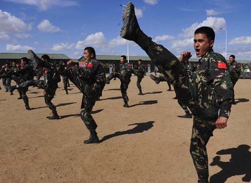 Vào buổi chiều, binh sỹ lực lượng đặc biệt sẽ đứng ngậm dây thừng buộc một viên gạch trong 2 giờ liền. Sau đó tập bắn súng ngắn 1 tiếng rồi đến tập các môn võ như Sanda, Muay Thái, Taekwondo, khí công... trong 1 giờ nữa. Sau bữa tối nửa giờ, các binh sỹ tiếp tục chạy 5km trong tình trạng mang theo 20 kg vật nặng.