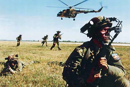 Đặc chủng binh của Trung Quốc ngày nay cũng được trang bị rất hiện đại, không còn đơn thuần di chuyển bằng đi bộ như trước mà có các loại máy bay để thả dù xâm nhập. Ngoài ra còn nhiều loại vũ khí, khí tài hiện đại và được giữ bí mật khác. Nói chung một lính đặc chủng Trung Quốc khi đi chiến đấu thường mang trên người 26,4 kg gồm cả vũ khí phương tiện cá nhân và vũ khí hỗ trợ đồng đội.