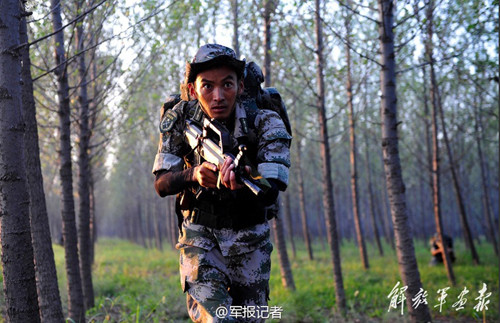 Quân đội Trung Quốc tuyển chọn binh sỹ cho lực lượng đặc biệt mà họ gọi là “Đặc chủng binh” rất nghiêm ngặt với 4 tiêu chí chính gồm: có lòng trung thành với quốc gia, là các binh sỹ ưu tú trong toàn quân, có thể chất mạnh mẽ hơn người, có trí thông minh tuyệt vời. Ảnh: Tân Hoa Xã.