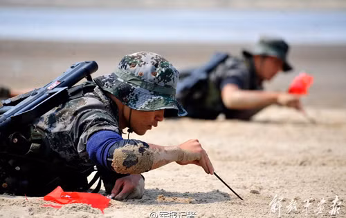 Ngoài các khoa mục đào tạo đó, đã là một lính thuộc lực lượng đặc biệt của Trung Quốc thì đều biết sử dụng từ súng ngắn đến tên lửa và biết lái từ xe máy đến xe tăng...