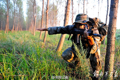 Đối với quá trình rèn luyện kỹ năng, theo từ điển của Baidu, một ngày thường, binh lính lực lượng đặc biệt dậy từ 5h30, mỗi người mang 20kg trong ba lô và chạy 5 km. Sau khi ăn sáng, từ 8h bắt đầu tập leo lên leo xuống 350 bậc thang và vượt qua 30 m dây thép gai. Sau 10 giờ là đến giờ tập thể lực gồm các bài tập tạ, xà đơn...